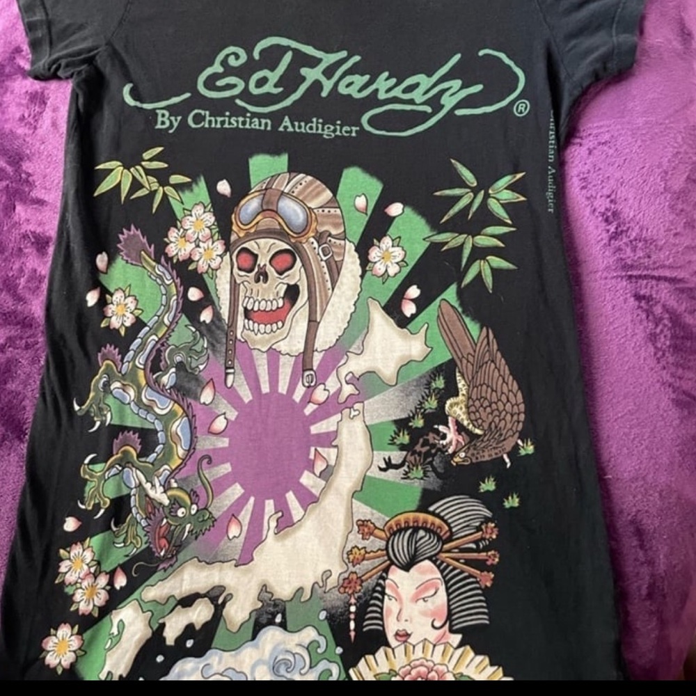 Ed Hardy woman's fitted tee size L Y2K slim fit, cap sleeves